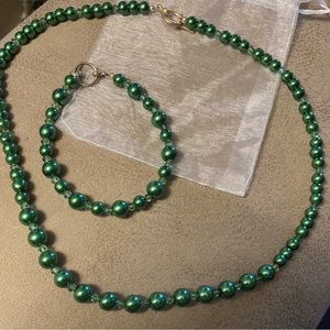 Pearl green beaded necklace and bracelet